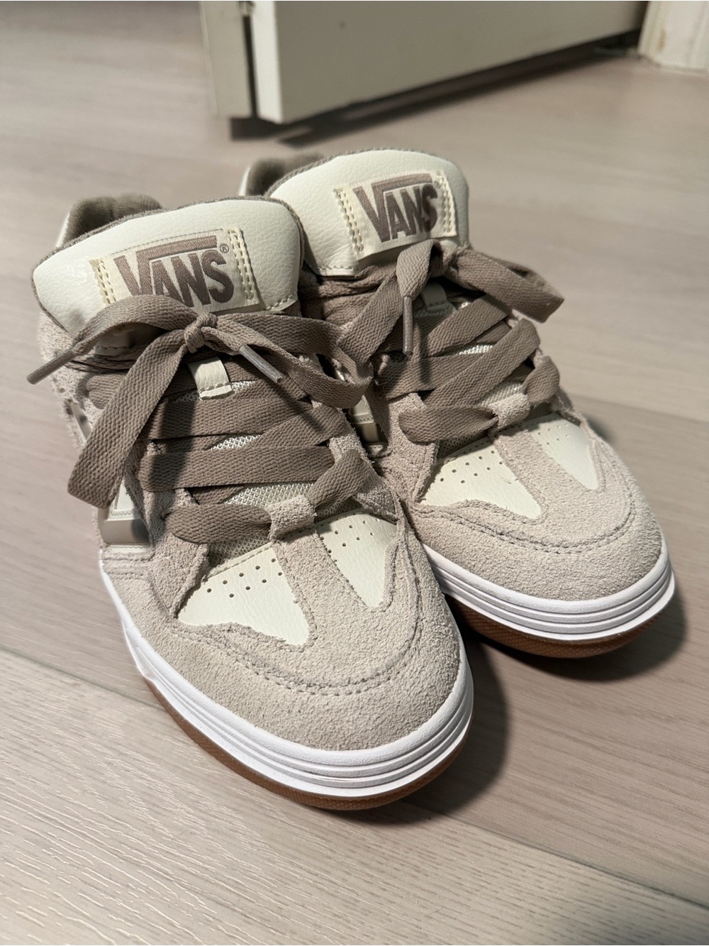 Vans Kids Low-Top Sneakers in Beige and Cream